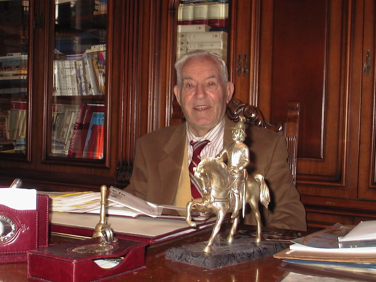 Prof-Grillo-e-la-statuetta-del-Premio-Ruggero-II-il-Normanno